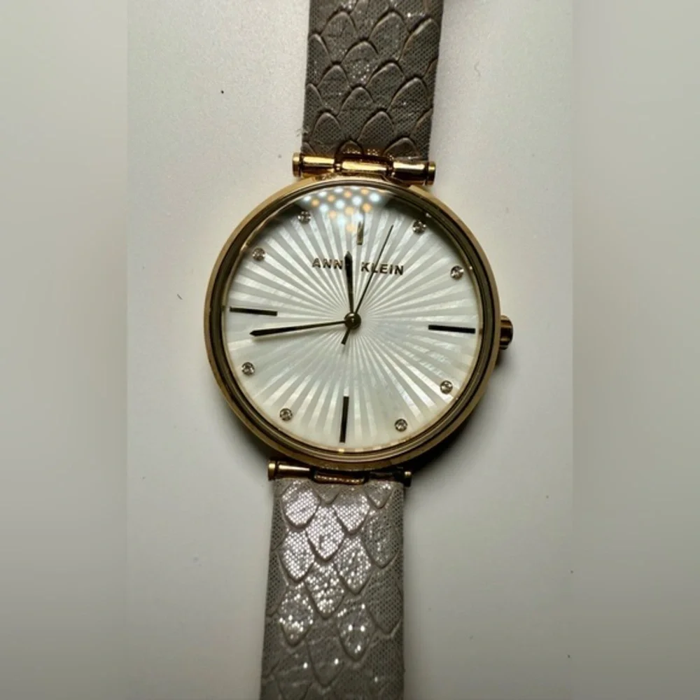 ANNE KLEIN AK GOLD‎ TONE CRYSTAL LIGHT GREY GENUINE LEATHER BRACELET WATCH